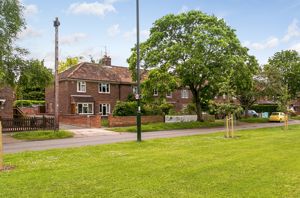 Riverside Drive, Ham- click for photo gallery
